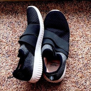 Slip on running shoes